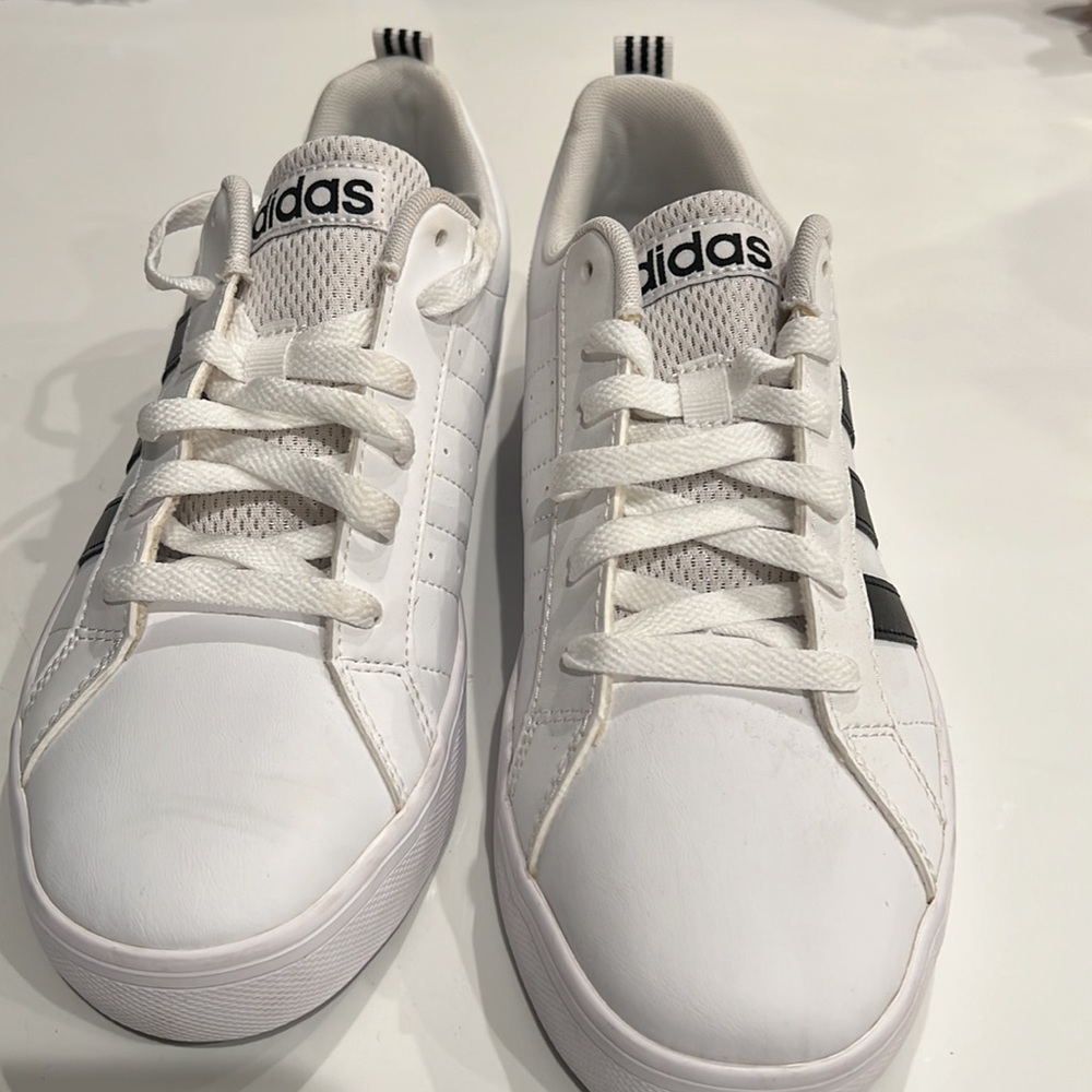 WOMEN ADIDAS TENNIS SHOES.  NEVER WORN!!  SIZE 8